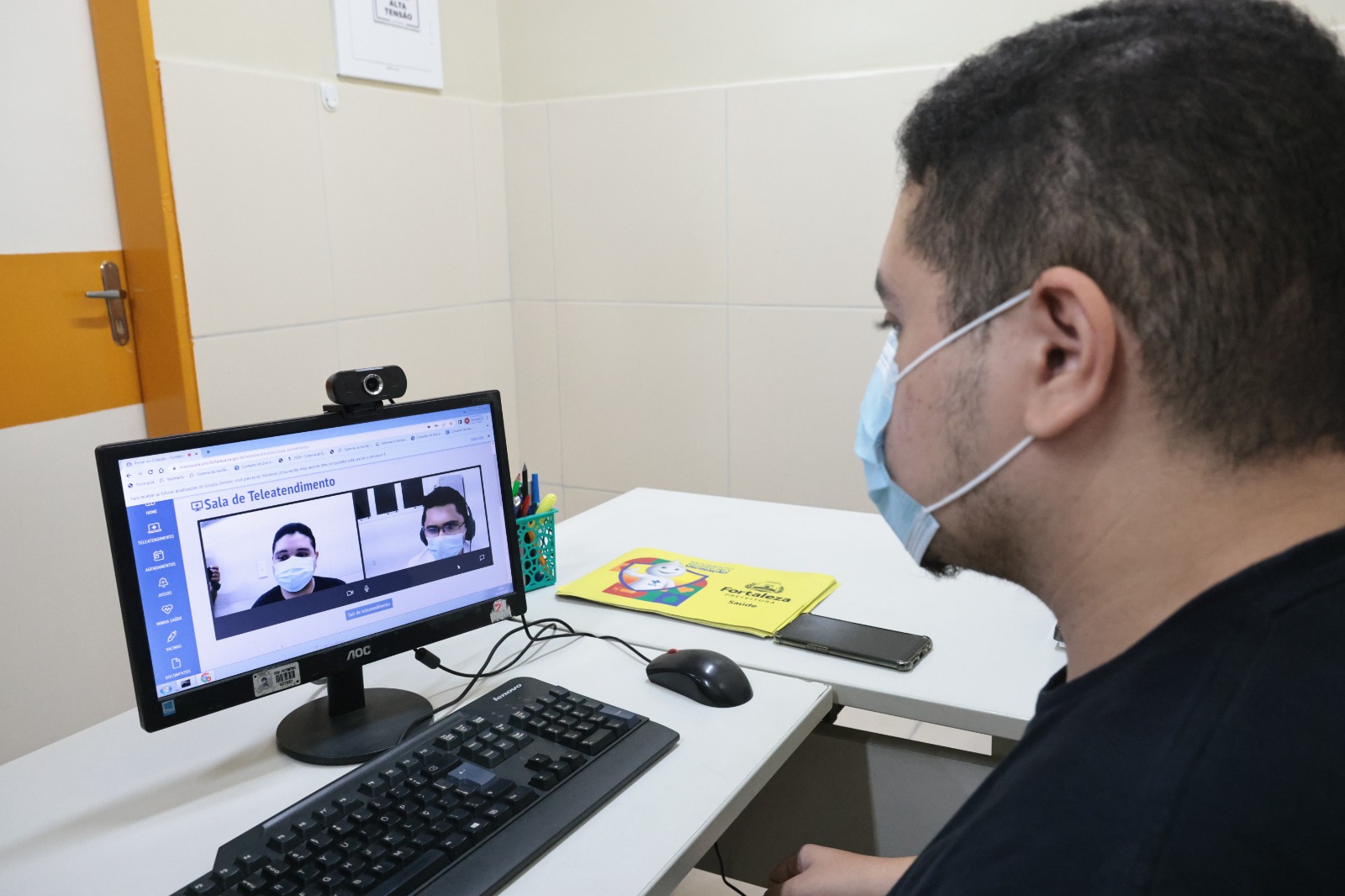 médico em frente a tela de computador realizando teleconsulta